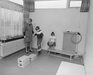 850432 Afbeelding van enkele kinderen en een begeleidster in het medisch kleuterdagverblijf 'Klein Amelisweerd' ...